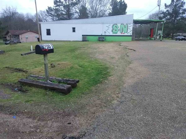 2011 Monticello St, Hazlehurst, MS 39083